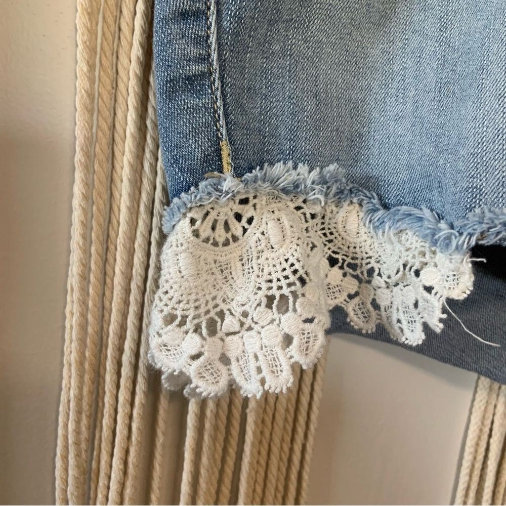 TORRID Women's Lace Trim Distressed Raw Hem Denim Shorts Size 20 - Picture 4 of 11